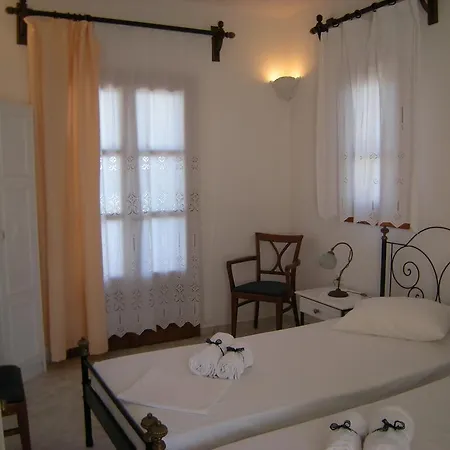 בית הארחה Roussos