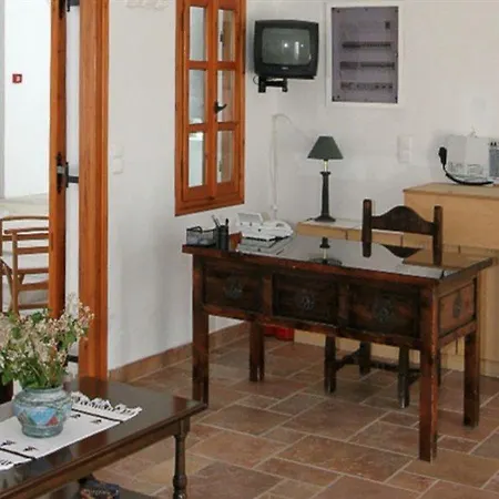 Roussos 2* Naousa (Paros)