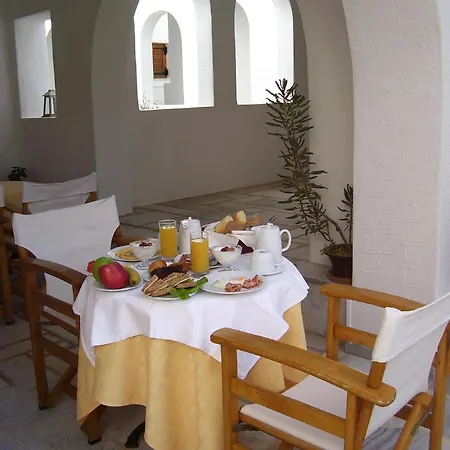 Roussos בית הארחה 4*